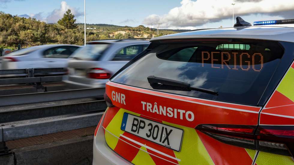 A Guarda Nacional Republicana (GNR) durante uma operação de fiscalização rodoviária, na Praça das Portagens da AE A1, em Alverca, Vila Franca de Xira, 23 de dezembro de 2025. MANUEL DE ALMEIDA/LUSA
