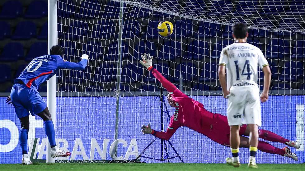 O jogador do Alverca, Chiquinho (E), marca um golo contra o Famalicão durante o jogo da Primeira Liga de Futebol realizado no complexo desportivo de Alverca, em Lisboa, 04 de janeiro de 2026. RODRIGO ANTUNES/LUSA