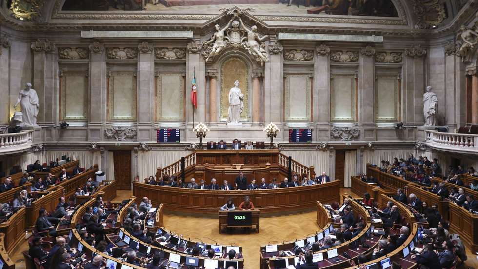 O primeiro-ministro (PM), Luís Montenegro, intervém na sessão plenária com a presença do PM, na Assembleia da República, em Lisboa, 21 de janeiro de 2026. ANTÓNIO COTRIM/LUSA