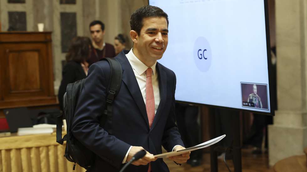 O ministro da Presidência, António Leitão Amaro, à chegada para a audição perante a Comissão de Cultura, Comunicação, Juventude e Desporto, na Assembleia da República, em Lisboa, 28 de janeiro de 2026. JOÃO RELVAS/LUSA