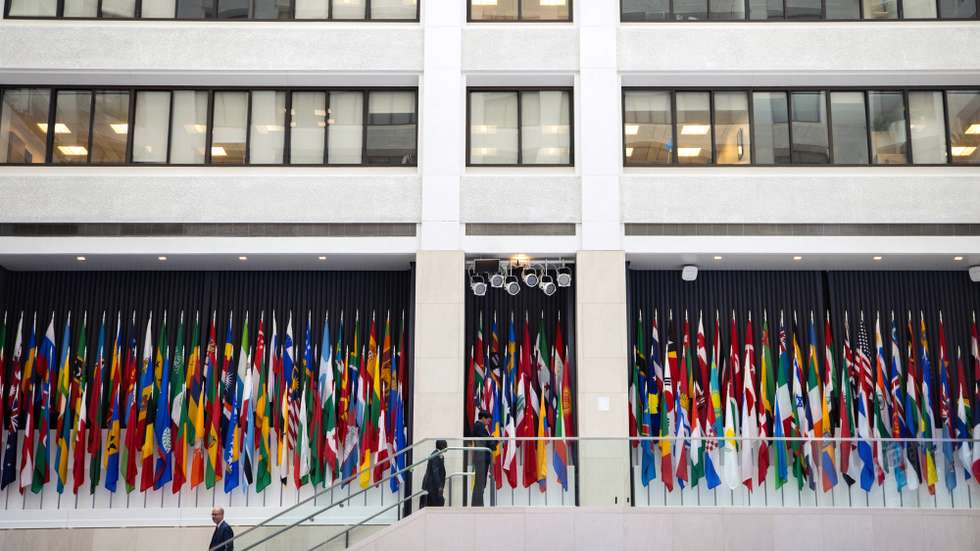 epa12047181 Visitors and staff attend the 2025 IMF and World Bank Spring Meetings at the IMF headquarters in Washington, DC, USA, 22 April 2025. The 2025 IMF and World Bank Spring Meetings run from 22 to 26 April in Washington, DC.  EPA/MAANSI SRIVASTAVA