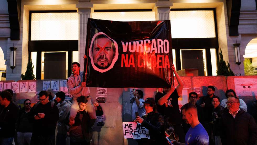 epa12672961 People hold signs that reads 'Vorcaro in Jail' with the portrait of former owner of Banco Master Daniel Vorcaro during a protest organized by the Free Brazil Movement (MBL) against Banco Master following recent fraud allegations published in the press, in front of the bank's headquarters in Sao Paulo, Brazil, 22 January 2026. The bank was recently liquidated and the area has been fenced off.  EPA/Isaac Fontana