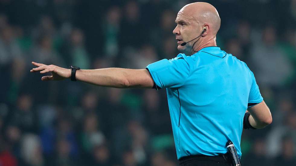 epa12665872 English referee Anthony Taylor during the UEFA Champions League soccer match between Sporting and Paris Saint-Germain held at Alvalade Stadium, in Lisbon, Portugal, 20 January 2026.  EPA/ANTONIO COTRIM