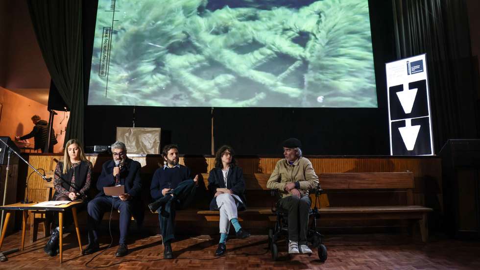 A ministra da Cultura, Juventude e Desporto Margarida Balseiro Lopes acompanhada pelo diretor da DGARTES Américo Rodrigues, conversa com o artista Alexandre Estrela durante a conferência de imprensa de apresentação da Representação Oficial Portuguesa na 61.ª Exposição Internacional de Arte – La Biennale di Venezia, Lisboa, 18 de março de 2026. ANDRÉ KOSTERS/LUSA