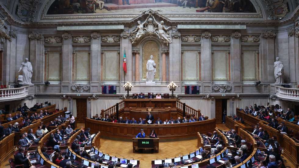 O primeiro-ministro, Luís Montenegro, intervém na sessão plenária na Assembleia da República, em Lisboa, 15 de abril de 2026. ANTÓNIO COTRIM/LUSA