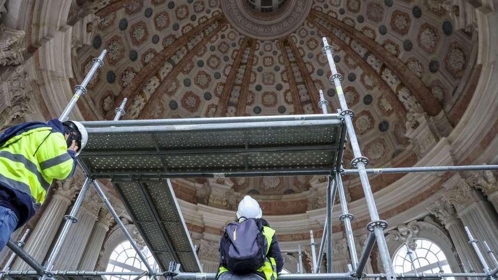 Visita de imprensa às obras de restauro na basílica do Palácio Nacional de Mafra, em Mafra, 14 de abril de 2026. O Palácio Nacional de Mafra está a ter as primeiras grandes obras em 300 anos de conservação e restauro financiadas pelo Plano de Recuperação e Resiliência (PRR) que estão a decorrer a bom ritmo para terminarem em julho. (ACOMPANHA TEXTO DA LUSA DO DIA 17 DE ABRIL DE 2026). TIAGO PETINGA/LUSA
