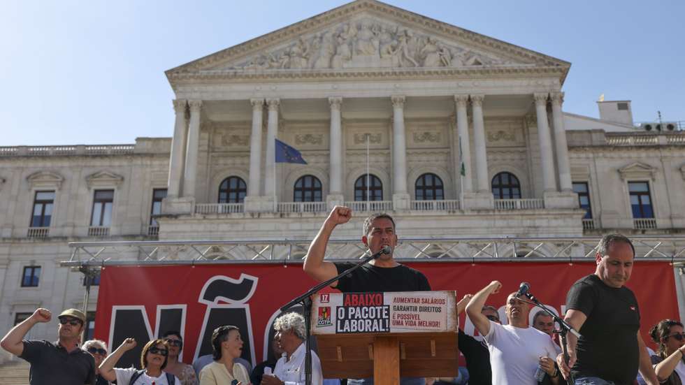 O secretário-geral da CGTP-IN, Tiago Oliveira, discursa durante o protesto nacional sob o lema "Abaixo o Pacote Laboral! Aumentar salários, garantir direitos, é possível uma vida melhor", organizado pela Confederação Geral dos Trabalhadores Portugueses - Intersindical Nacional (CGTP-IN), com início no Saldanha, em direção à Assembleia da República, em Lisboa, 17 de abril de 2026. ANTÓNIO COTRIM/LUSA