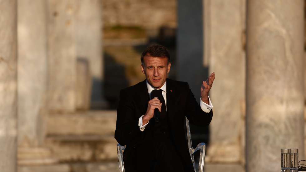 epa12911721 French President Emmanuel Macron takes part in a discussion with the Greek Prime Minister, at the archaeological site of the Roman Agora of Athens, Greece, 24 April 2026. Macron is on a two-day official visit to Athens, focusing on renewing the Greek-French defense and security agreement.  EPA/YANNIS KOLESIDIS
