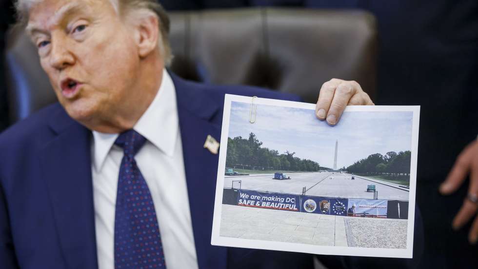 epa12910065 US President Donald Trump delivers remarks about the repairs to the Lincoln Memorial Reflecting Pool during a Health Care Affordability event in the Oval Office at the White House, in Washington, DC, USA, 23 April 2026.  EPA/WILL OLIVER / POOL