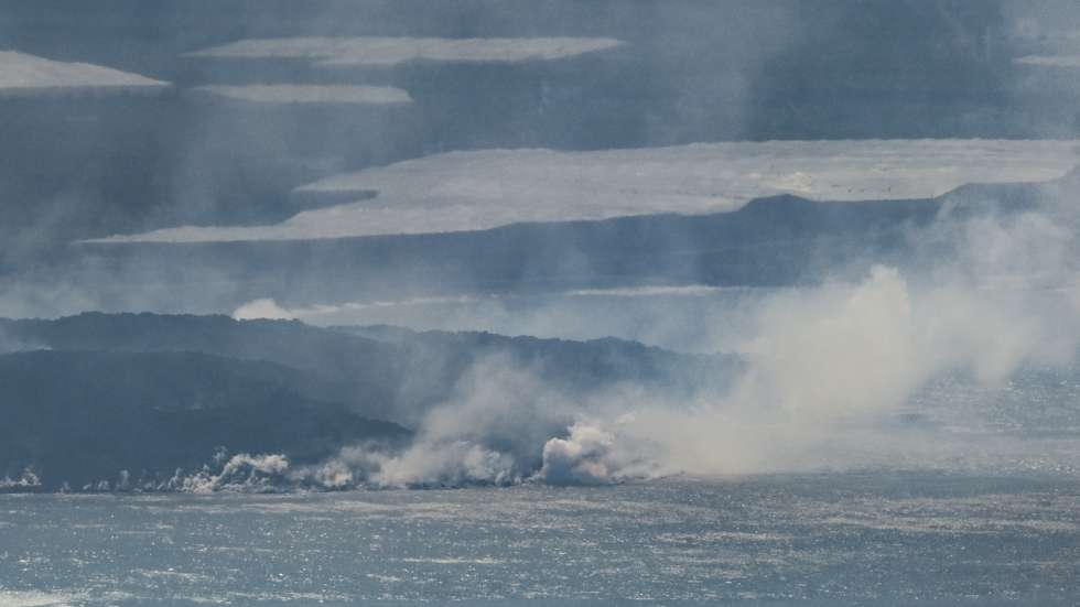 epa09495146 A view of the smoke caused by the contrast of temperature when the lava gets in contact with the water as it's seen from a viewpoint in Tijarafe, in La Palma island, Canary Islands, Spain, 29 September 2021. The river of lava from the Cumbre Vieja volcano reached the ocean, on 28 September midnight, amid fears of a potentially dangerous situation due to the possible release of toxic gases.  EPA/Angel Medina