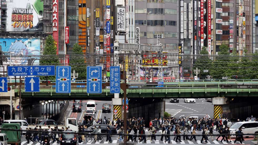 epaselect epa12910900 People cross a large street in Shinjuku business and entertainment district in Tokyo, Japan, 24 April 2026. According to Japan’s Ministry of Internal Affairs and Communications, the nationwide average Consumer Price Index (CPI) for fiscal 2025 rose 2.7 percent from the previous year.  EPA/FRANCK ROBICHON
