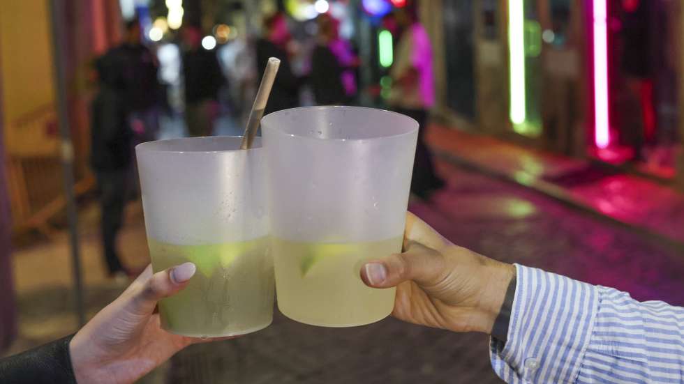 Burburinho, música e luzes coloridas refletem a noite no Bairro Alto, em Lisboa, onde muitos circulam pela calçada de copo na mão mesmo após a proibição de venda de bebidas alcoólicas para fora dos estabelecimentos, em Lisboa, 14 de maio de 2026. Pelas ruas estreitas desta zona histórica e entre prédios antigos com roupa estendida à janela, restaurantes e bares continuam a assegurar a vida noturna do Bairro Alto. A boémia vivida nos séculos XIX e XX é adaptada aos dias de hoje, em que o turismo se apresenta como um dos principais motores da atividade económica da capital, bem como do país. (ACOMPANHA TEXTO DE 16 DE MAIO DE 2026). MANUEL DE ALMEIDA/LUSA