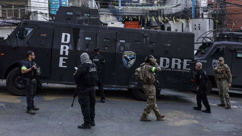 epa13058502 Members of the Rio de Janeiro Civil Police participate in 'Operation Contencion' in the Santa Marta favela in Rio de Janeiro, Brazil, 23 June 2026. The operation aims to halt the territorial expansion of the Comando Vermelho (CV) and dismantle its financial structure. The operation resulted in the arrest of four people and led to the suspension of classes at schools in the neighborhood.  EPA/ANTONIO LACERDA