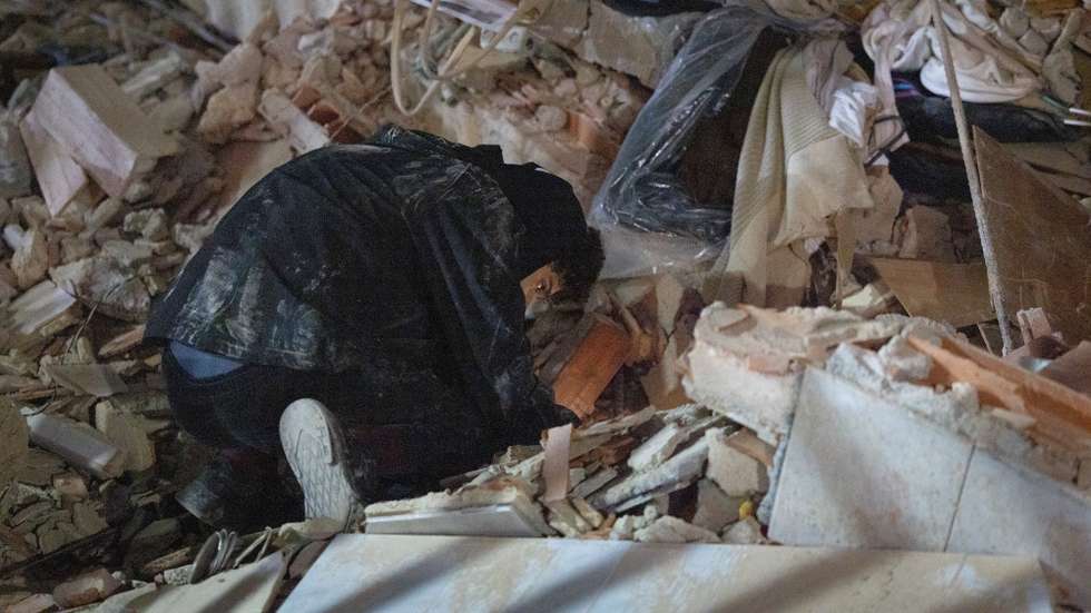 epaselect epa13062563 A person searches through the rubble in Caracas, Venezuela, 24 June 2026. Two powerful earthquakes struck Venezuela, including a magnitude 7.5 earthquake, causing buildings to collapse as authorities assessed damage and possible casualties, according to the US Geological Survey (USGS) and local officials.  EPA/RAYNER PENA