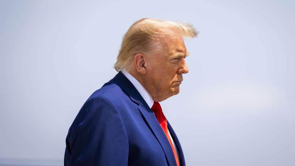 epa13126886 US President Donald Trump attends the dignified transfer of US soldiers killed in the Iran conflict at Dover Air Force Base in Dover, Delaware, USA, 22 July 2026. Four US service members have been killed since the ceasefire between Iran and the US fell apart.  EPA/JIM LO SCALZO
