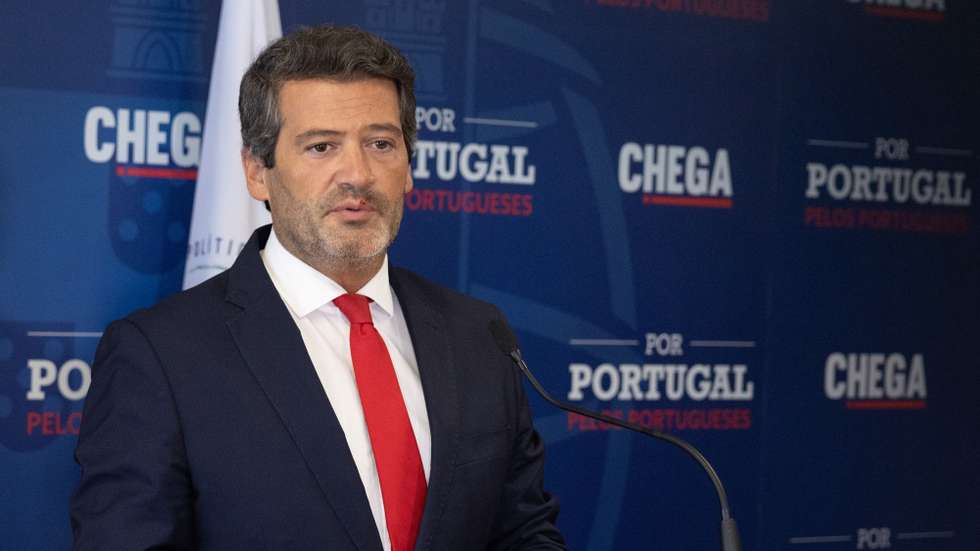 O presidente do Chega, André Ventura, fala aos jornalistas sobre o problema migratório que se vive na Península Ibérica e as novas informações reveladas sobre o ministro da Administração Interna, Luís Neves, em Lisboa, 31 de julho de 2026. ANTÓNIO COTRIM/LUSA