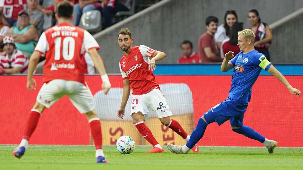 Ricardo Horta (C) of Sporting de Braga  and Aleksandr Selyava of Dinamo-Minsk in action during the UEFA Conference League Third qualifying round 1st leg soccer match  in  Braga, north of Portugal on 6 August 2026. HUGO DELGADO/LUSA