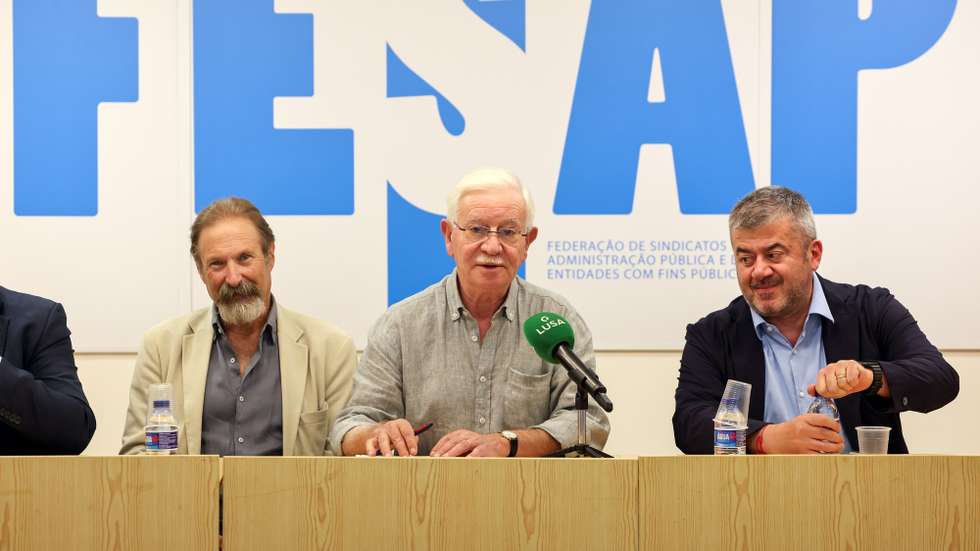 O secretário-geral da Frente Sindical da Administração Pública (FESAP), José Abraão (C), em conferência de imprensa para apresentar as propostas que vai remeter ao Governo, não só relativamente às questões com impacto no próximo orçamento do Estado, mas também sobre outras matérias de relevo para os trabalhadores e os serviços da Administração Pública, na sede da FESAP, em Lisboa, 15 de setembro de 2026. JOÃO RELVAS/LUSA