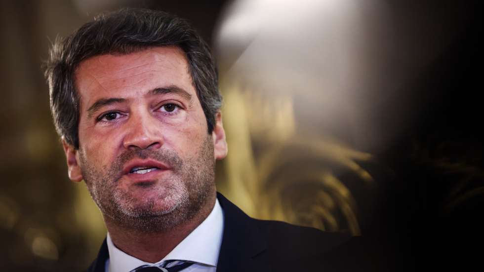 O presidente do partido Chega, André Ventura, em conferência de imprensa após uma reunião com o presidente da Assembleia da República, José Pedro Aguiar-Branco (ausente da fotografia), na Assmebleia da República, em Lisboa, 17 de setembro de 2026. RODRIGO ANTUNES/LUSA