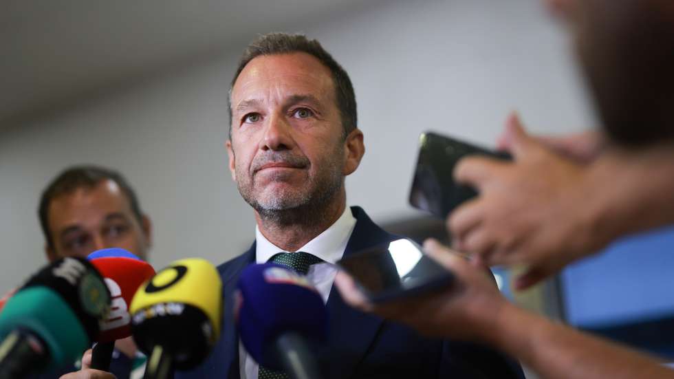 O presidente do Sporting, Frederico Varandas, presta declarações à comunicação social antes do jogo de andebol da Supertaça masculina, Sporting vs Benfica, no Pavilhão Desportivo Municipal de Santo Tirso, 23 de agosto de 2026. ESTELA SILVA/LUSA