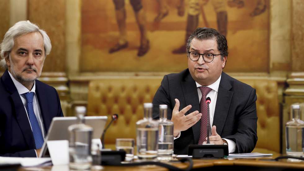 O ministro de Estado e das Finanças, Joaquim Miranda Sarmento (D), intervém na sua audição perante a Comissão de Orçamento, Finanças e Administração Pública, na Assembleia da República, em Lisboa, 23 de setembro de 2026. FILIPE AMORIM/LUSA
