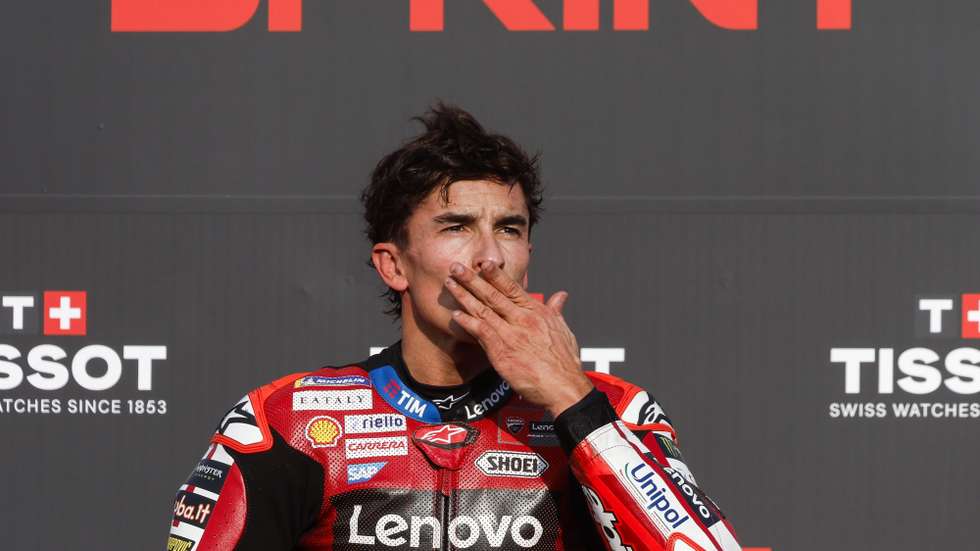 epaselect epa13278058 Ducati Lenovo MotoGP rider Marc Marquez of Spain blows a kiss as he celebrates on the podium after winning the sprint race of the Motorcycling Grand Prix of Japan at the race track in Motegi, Japan, 03 October 2026.  EPA/FRANCK ROBICHON