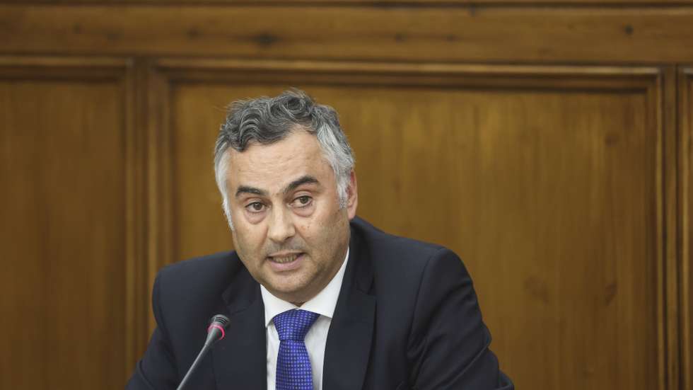 O ministro da Educação, Ciência e Inovação, Fernando Alexandre, intervém durante a sua audição na Comissão de Educação e Ciência, sobre os resultados de Portugal no PISA 2025; a inexistência, em tempo útil, de dados do ranking das escolas e resultados das provas MoDa; e sobre a falta de vagas nas escolas, na Assembleia da República, em Lisboa, 06 de outubro de 2026. ANTONIO PEDRO SANTOS/LUSA