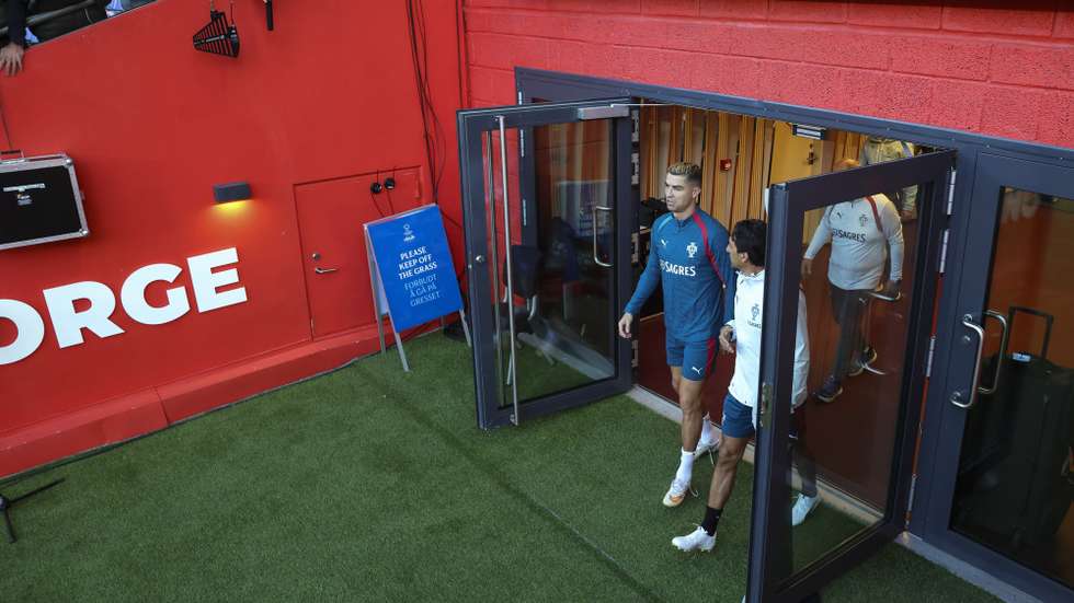 epa13264876 Portugal national team player Cristiano Ronaldo (C-L) attends a training session ahead of their UEFA Nations League group stage match against Norway, at Ullevaal Stadium, Oslo, Norway, 26 September 2026.  EPA/PAULO NOVAIS