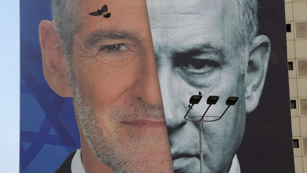 epaselect epa13328190 A bird flies past an election campaign billboard featuring Israeli Prime Minister Benjamin Netanyahu (R) and the leader of The Democrats party, Yair Golan (L), in Tel Aviv, Israel, 24 October 2026. Israel will hold its national legislative election to choose the 120 members of the 26th Knesset on 27 October 2026.  EPA/ABIR SULTAN