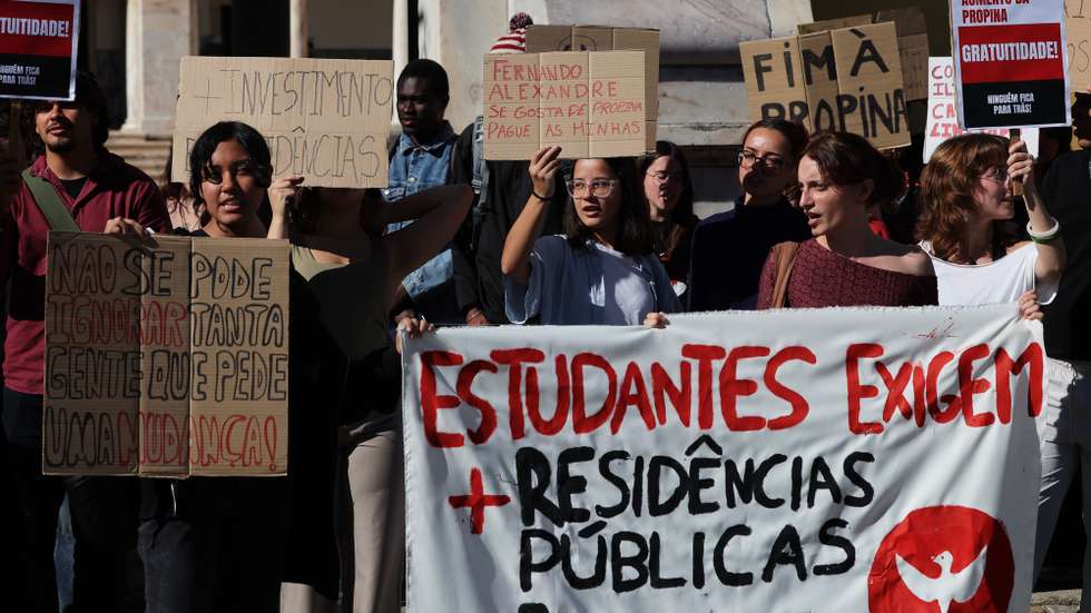 Estudantes gritam palavras de ordem durante um protesto na Universidade de Évora (UE) contra o aumento das propinas, em Évora, 28 de outubro de 2026. O protesto decorre da intenção do Governo de descongelar e aumentar as propinas, e por mais residências públicas e melhores condições no ensino superior. NUNO VEIGA/LUSA