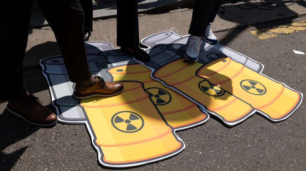epaselect epa09136249 Members of Jinbo-party take part in a protest against Japan's decision to release radioactive water from the Fukushima Nuclear Power Plant into the ocean, outside the Japanese embassy in Seoul, South Korea, 15 April 2021. On 13 April, the Japanese government decided to discharge radioactive water from the crippled Fukushima nuclear plant into the Pacific Ocean.  EPA/JEON HEON-KYUN