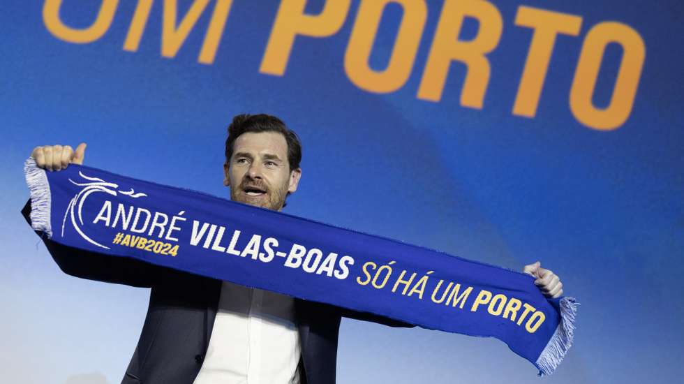 epa11086004 Andre Villas-Boas poses during the presentation of his candidature for the presidency of FC Porto at Alfandega do Porto, Porto, Portugal, 17 January 2024.  EPA/JOSE COELHO