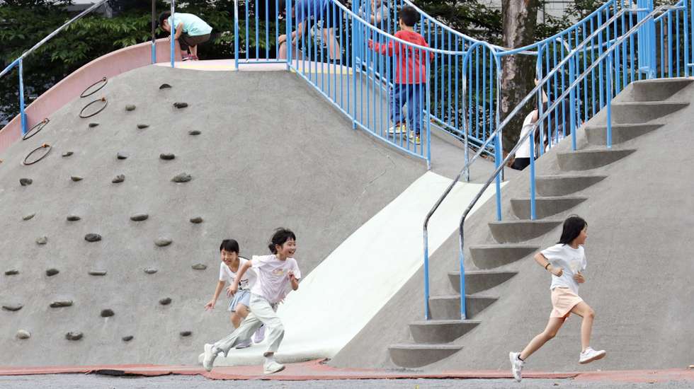 epa12154360 Children gather at a playground in Tokyo, Japan, 04 June 2025. According to data released by the Ministry of Health, Labour, and Welfare, the number of births in Japan in 2024 was 686,061, down 41,227 from the previous year, under the 700,000 mark for the first time. The total fertility rate was 1.15, down from 1.20 in 2023.  EPA/FRANCK ROBICHON