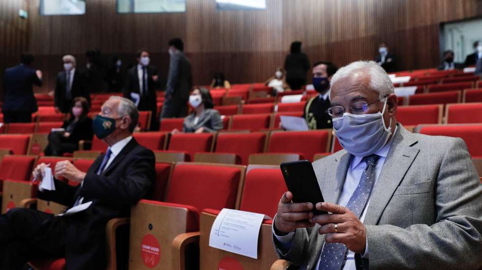 O Presidente da República, Marcelo Rebelo de Sousa (E), e o primeiro-ministro, António Costa (D), momentos antes do início da XII Sessão de apresentação sobre a “Situação Epidemiológica da COVID-19 em Portugal”, no Infarmed, em Lisboa, 19 de novembro de 2020. O país está em estado de emergência desde 09 de novembro e até 23 de novembro, período durante o qual há recolher obrigatório nos concelhos de risco de contágio mais elevado e municípios vizinhos. ANTÓNIO COTRIM/LUSA