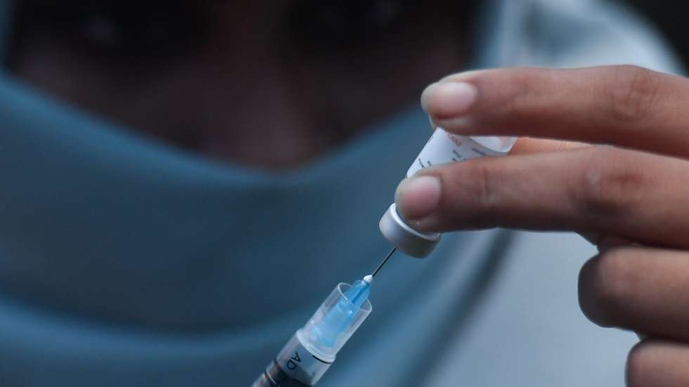 epa12384733 A health worker prepares a dose of the Human Papillomavirus (HPV) vaccine during the launch of a campaign in Karachi, Pakistan, 17 September 2025. Pakistan has launched its first HPV vaccination campaign, running from 15 to 27 September, to protect girls aged 9 to 14 against cervical cancer. The nationwide drive is supported by UNICEF, GAVI, and WHO.  EPA/SHAHZAIB AKBER