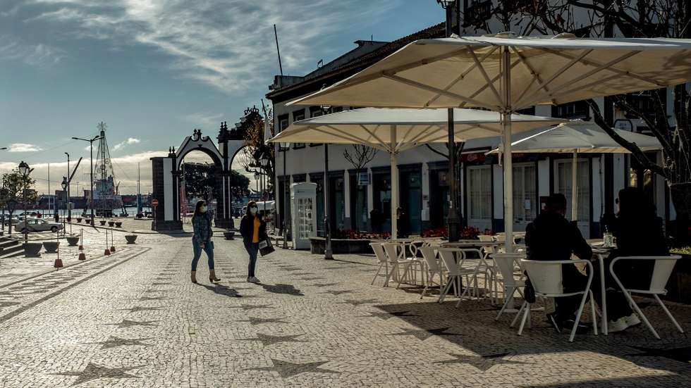 Populares esta manhã no centro de Ponta Delgada, na ilha de São Miguel, Açores, 09 de janeiro de 2021. A ilha de São Miguel, tem a partir desta sexta-feira novas medidas de contenção da covid-19, como limitação de ajuntamentos, recolher obrigatório, limitação de horário de restaurantes e lojas, e também encerramento de escolas. (ACOMPANHA TEXTO DA LUSA). EDUARDO COSTA/LUSA
