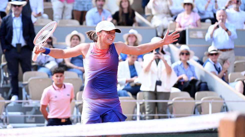 epa11393487 Iga Swiatek of Poland celebrates winning her Women's Singles semi final match against Coco Gauff of the USA during the French Open Grand Slam tennis tournament at Roland Garros in Paris, France, 06 June 2024.  EPA/CAROLINE BLUMBERG