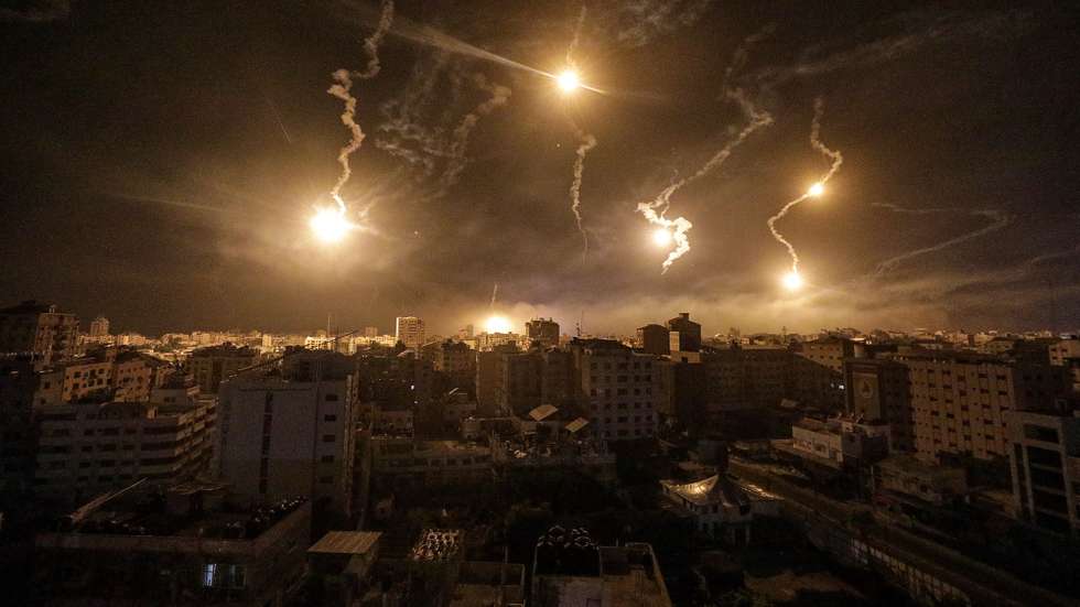 epaselect epa10961435 Israeli army flares illuminate the sky over west Gaza in the northern Gaza Strip, on 06 November 2023. More than 9,700 Palestinians and at least 1,400 Israelis have been killed, according to the Israel Defense Forces (IDF) and the Palestinian health authority, since Hamas militants launched an attack against Israel from the Gaza Strip on 07 October, and the Israeli operations in Gaza and the West Bank which followed it.  EPA/MOHAMMED SABER