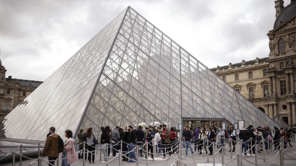 Visitantes na entrada do Museu do Louvre, em Paris, França