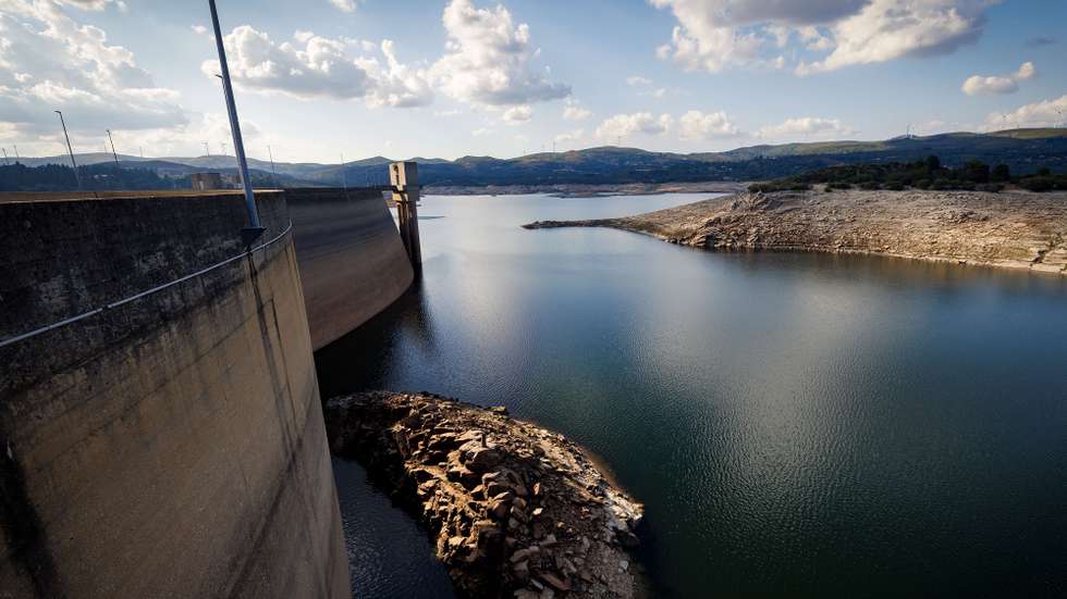 Efeitos da seca na Barragem Alto Rabagão, em Montalegre, 6 de julho de 2022. No Norte do país, as barragens do Alto-Lindoso e do Alto Rabagão estão com níveis de água historicamente baixos, prejudicando a agricultura e o turismo. PEDRO SARMENTO COSTA/LUSA
