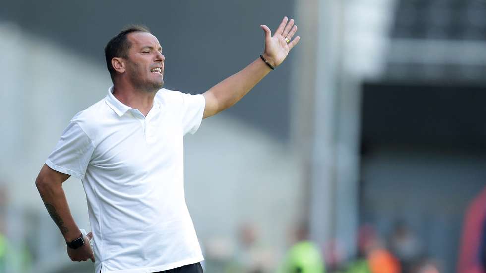 O treinador do Boavista, Petit, reage durante o jogo da 3ª jornada da I Liga de Futebol realizado com o Casa Pia no Estádio do Bessa Sec XXI, Porto, 27 de agosto de 2023. MANUEL FERNANDO ARAÚJO/LUSA