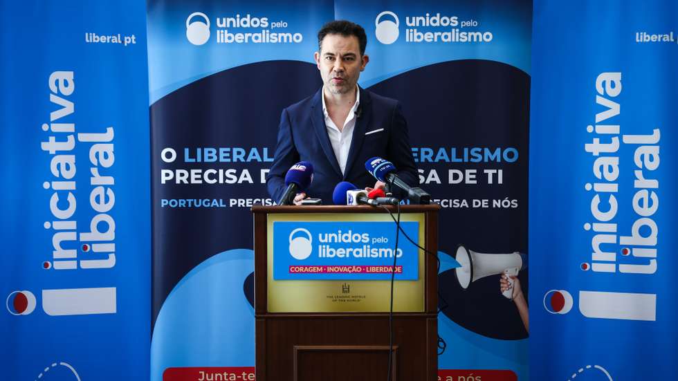 O candidato à liderança da Iniciativa Liberal (IL), Rui Malheiro, discursa durante sua apresentação de candidatura às eleições do partido, em Lisboa, 14 de dezembro de 2024. RODRIGO ANTUNES/LUSA
