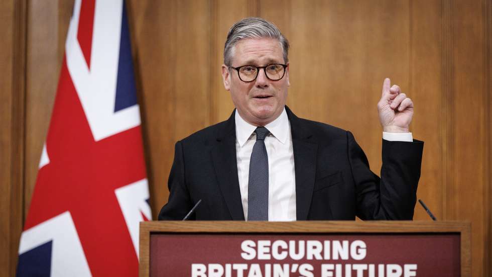epaselect epa12093284 British Prime Minister Keir Starmer speaks in Downing Street, London, Britain, 12 May 2025. The prime minister's speech announced some of the proposals contained in the Government’s Immigration White Paper.  EPA/TOLGA AKMEN/POOL