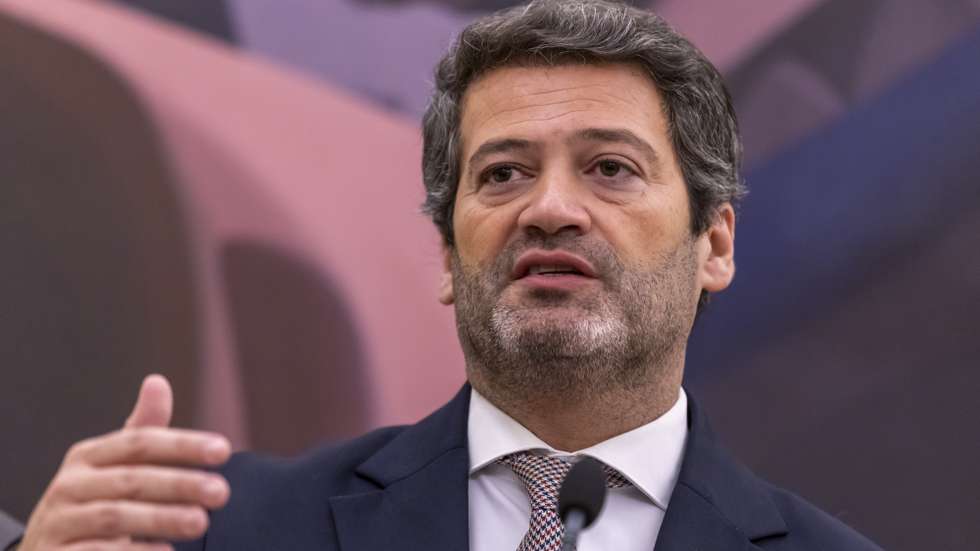 O presidente do Chega, André Ventura, fala aos jornalistas após a reunião com o primeiro-ministro, Luís Montenegro, para discutir o programa "Portugal Transformação, Recuperação e Resiliência" (PTRR), no Palácio de São Bento, em Lisboa, 25 de fevereiro de 2026. JOSÉ SENA GOULÃO/LUSA