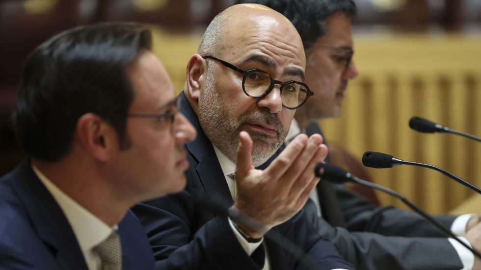 O ministro das Infraestruturas e Habitação, Miguel Pinto Luz, intervém perante a Comissão de Infraestruturas, Mobilidade e Habitação, na Assembleia da República, em Lisboa, 07 de abril de 2026. ANDRÉ KOSTERS/LUSA