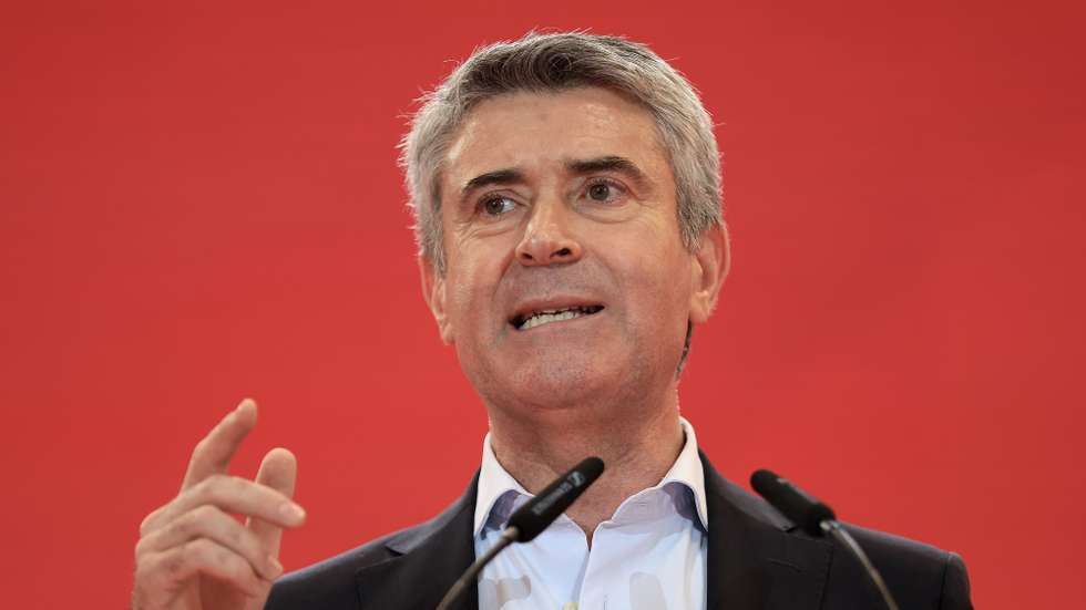 O secretário-geral do Partido Socialista (PS), José Luís Carneiro, intervém durante o Congresso Federativo do Porto, no Pavilhão do Centro Comunitário de Caxinas, Vila do Conde 4 de Julho de 2026. MANUEL FERNANDO ARAÚJO/ LUSA