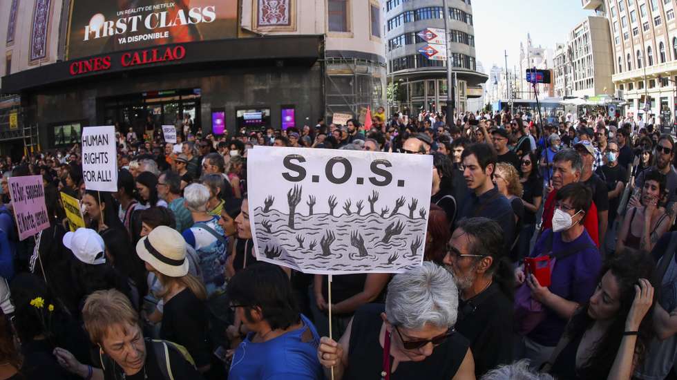 epa10035693 Hundreds of peoples attend a protest against the Spanish police action in the Melilla border in Madrid, Spain, 26 June 2022. The number of migrants killed in the assault on the fence of Melilla on last Friday at dawn amounts to over 20 people, according to sources from the local authorities of the Moroccan province of Nador, adjacent to the Spanish city located in North Africa.  EPA/David Fernandez