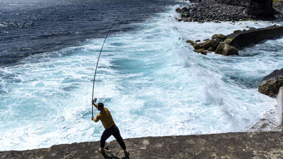 Um popular pesca numa praia do concelho do Nordeste, Ilha de São Miguel, Açores, 18 de maio de 2020.  O concelho do Nordeste foi último do país a sair da cerca sanitária por causa da covid-19. EDUARDO COSTA /LUSA