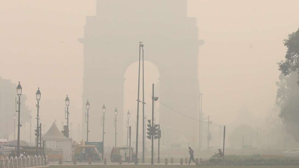 epa10953924 Pedestrians cross a street as the city is engulfed in heavy smog at Rajpath, in New Delhi, India, 02 November 2023. Delhi and National Capital Region's Air Quality Index(AQI) slipped into the 'Severe and Hazardous' category, the Central Pollution Control Board (CPCB), reported.  EPA/RAJAT GUPTA