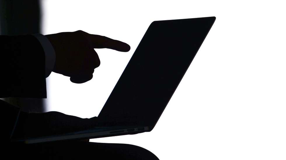 Um utilizador de internet em frente ao computador